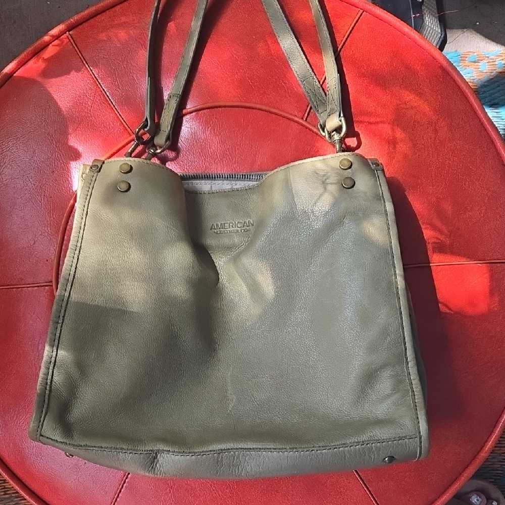 Green Shoulder Bag with Structured Design and Glossy Finish